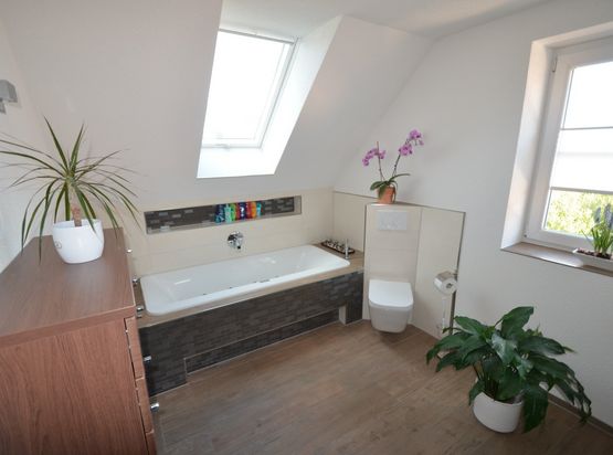 Badezimmer mit Toilette, Whirlpool und Dachfenster 