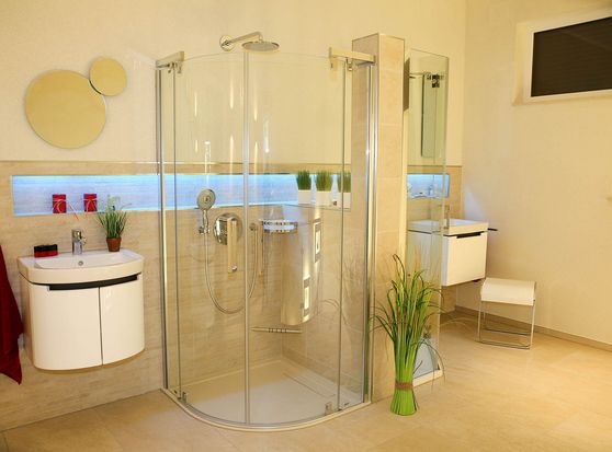 moderne Dusche mit Kabine aus Glas